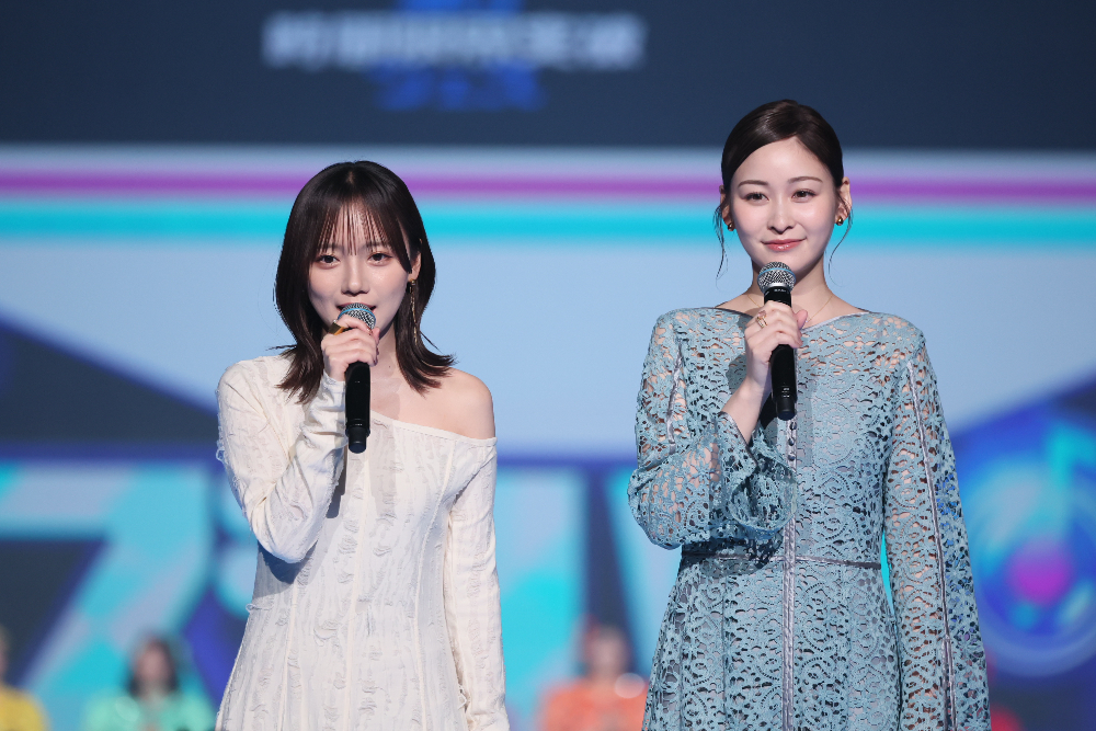 MCの齊藤京子と岩田絵里奈