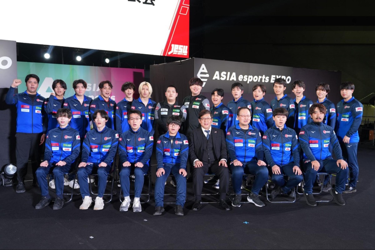 eスポーツ選手団と越智政人氏（一般社団法人日本eスポーツ協会 共同代表理事 副会長）