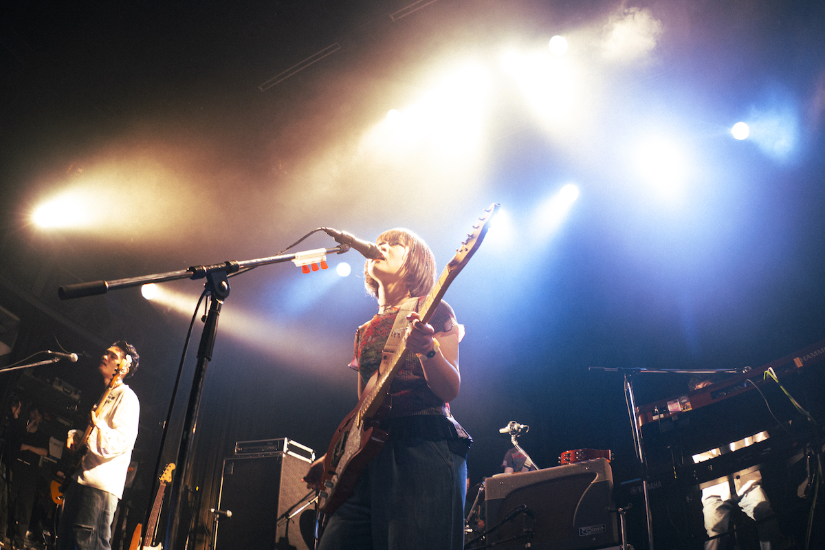 カモシタサラ（Gt/Vo）（撮影＝纐纈悠仁）