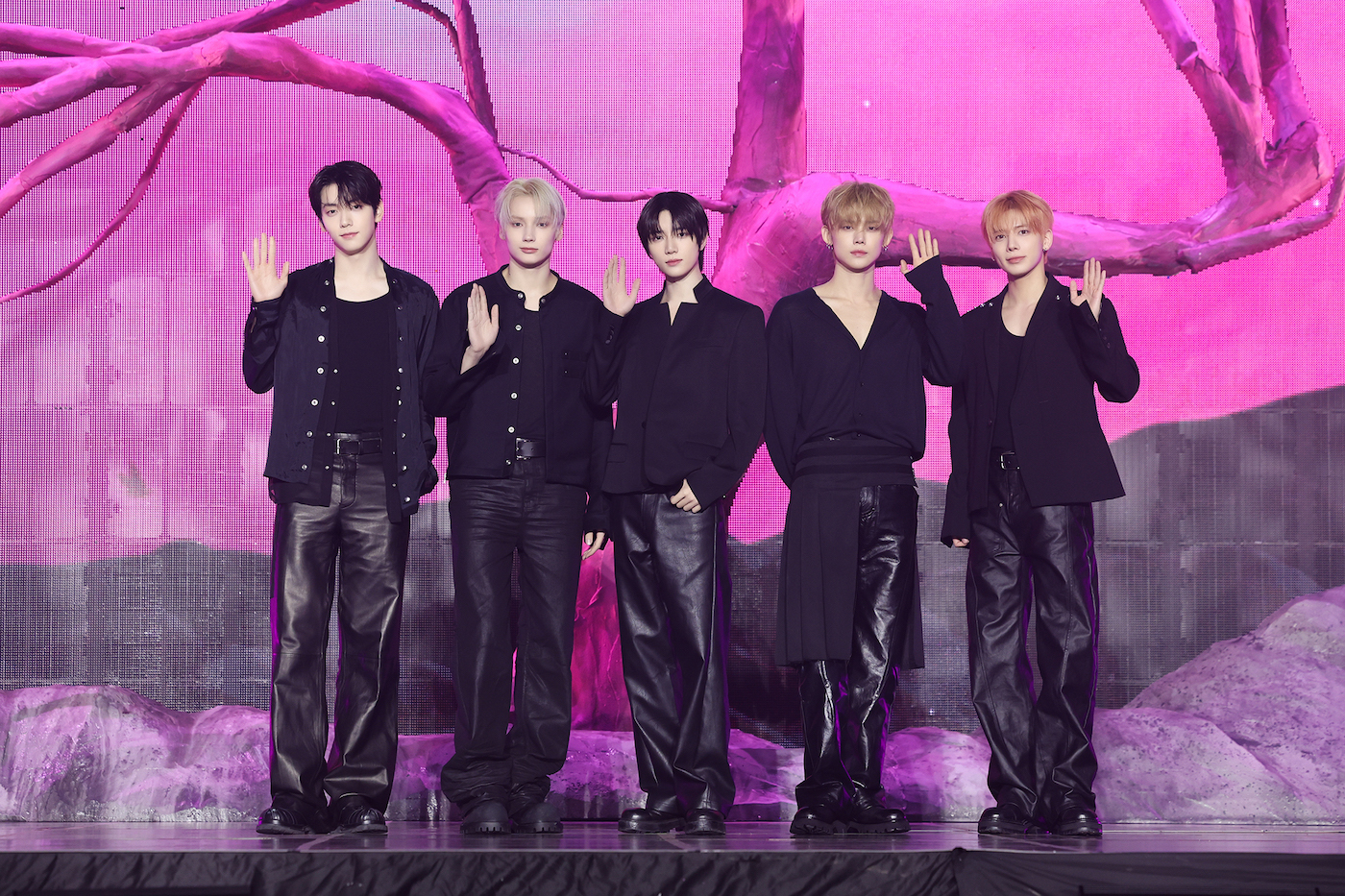 TOMORROW X TOGETHER (P)&(C) BIGHIT MUSIC