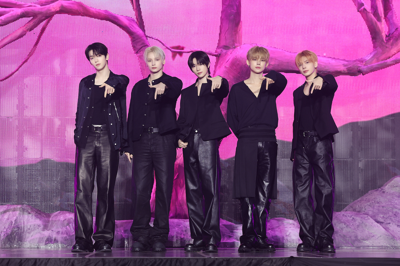 TOMORROW X TOGETHER (P)&(C) BIGHIT MUSIC