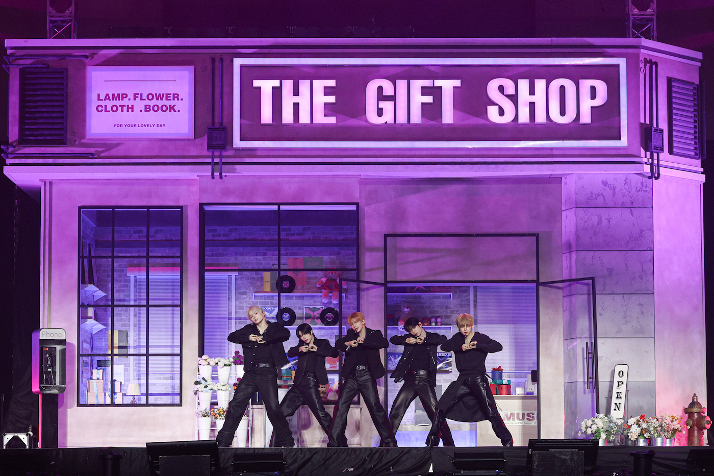 TOMORROW X TOGETHER (P)&(C) BIGHIT MUSIC