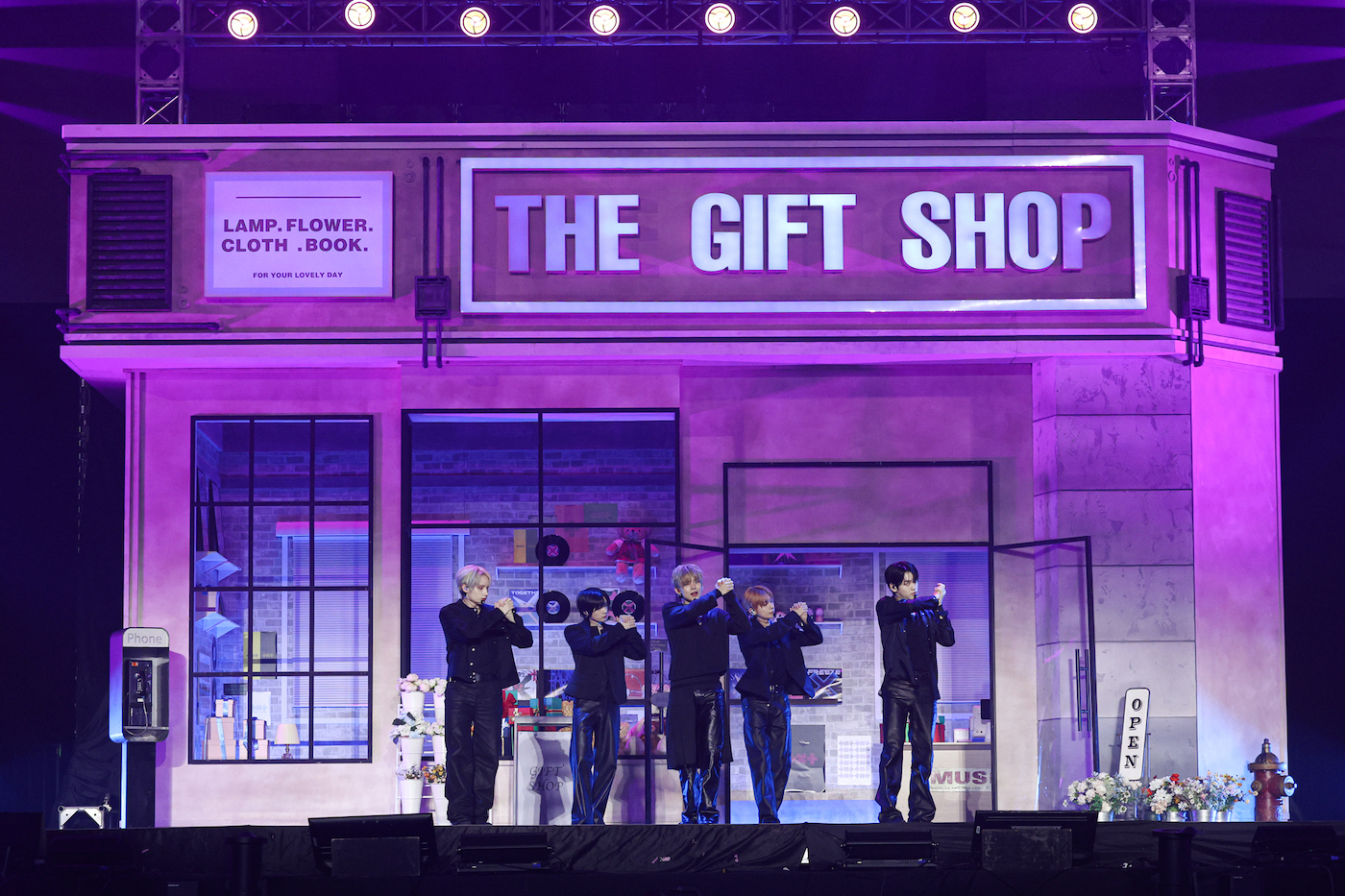 TOMORROW X TOGETHER (P)&(C) BIGHIT MUSIC