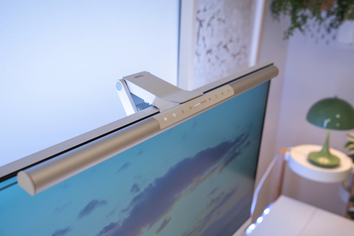 UIエンジニア・renyさんのデスク