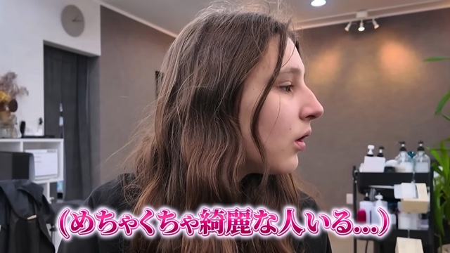 初めて日本の美容室を体験するエリーナ