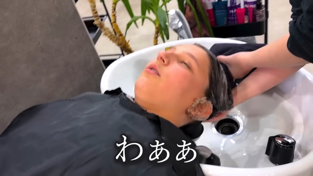 初めて日本の美容室を体験するエリーナ