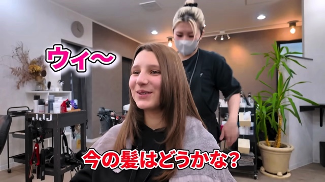 初めて日本の美容室を体験するエリーナ