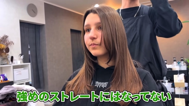 初めて日本の美容室を体験するエリーナ