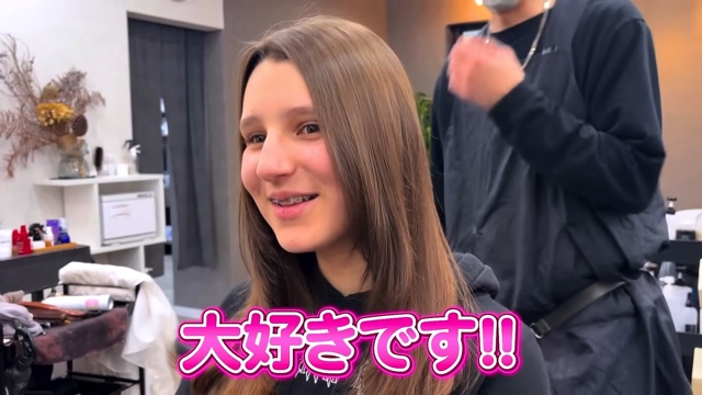 初めて日本の美容室を体験するエリーナ