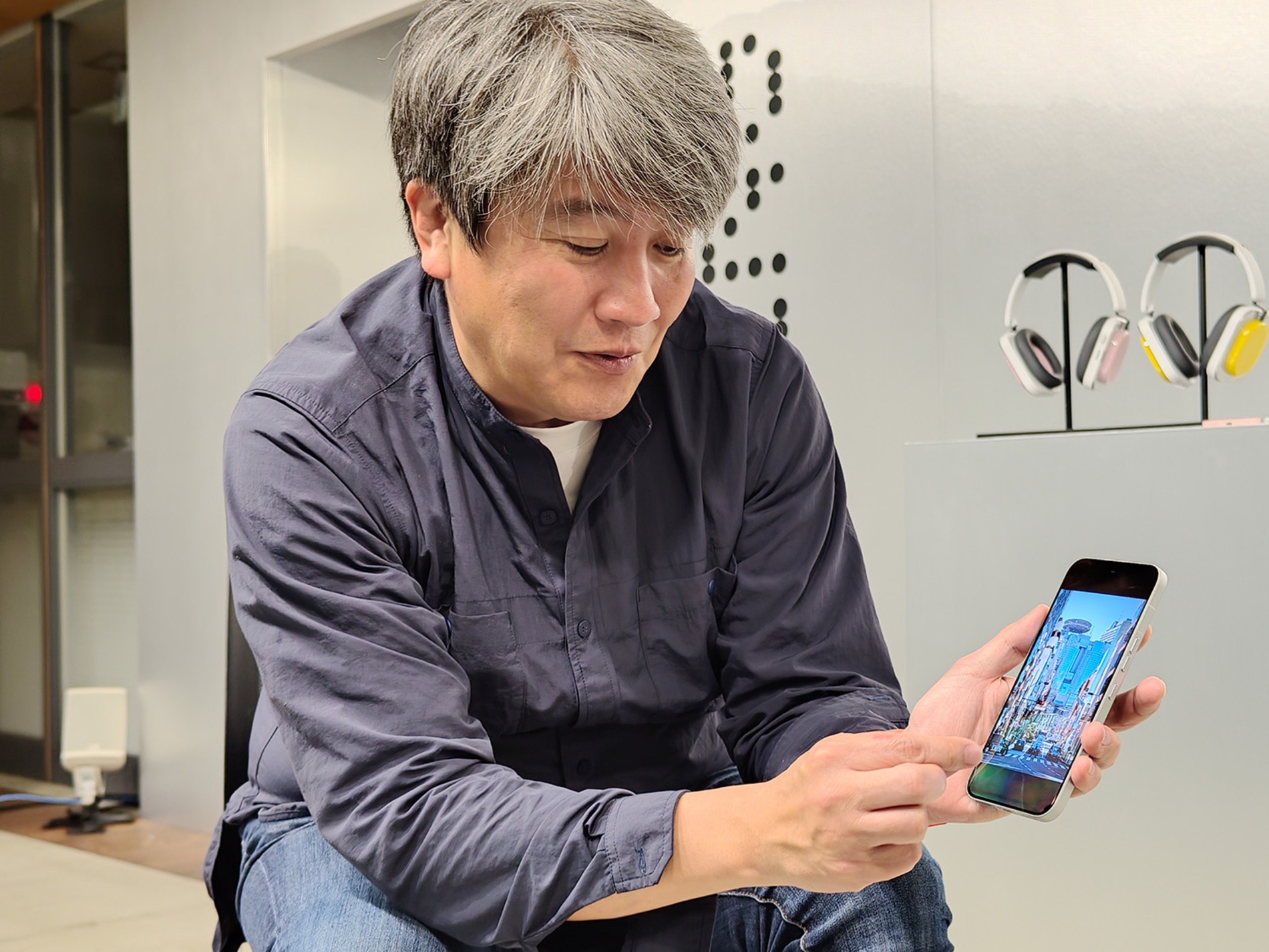 カメラ性能の高さを説明するNothing Japan マネージングディレクターの黒住吉郎氏