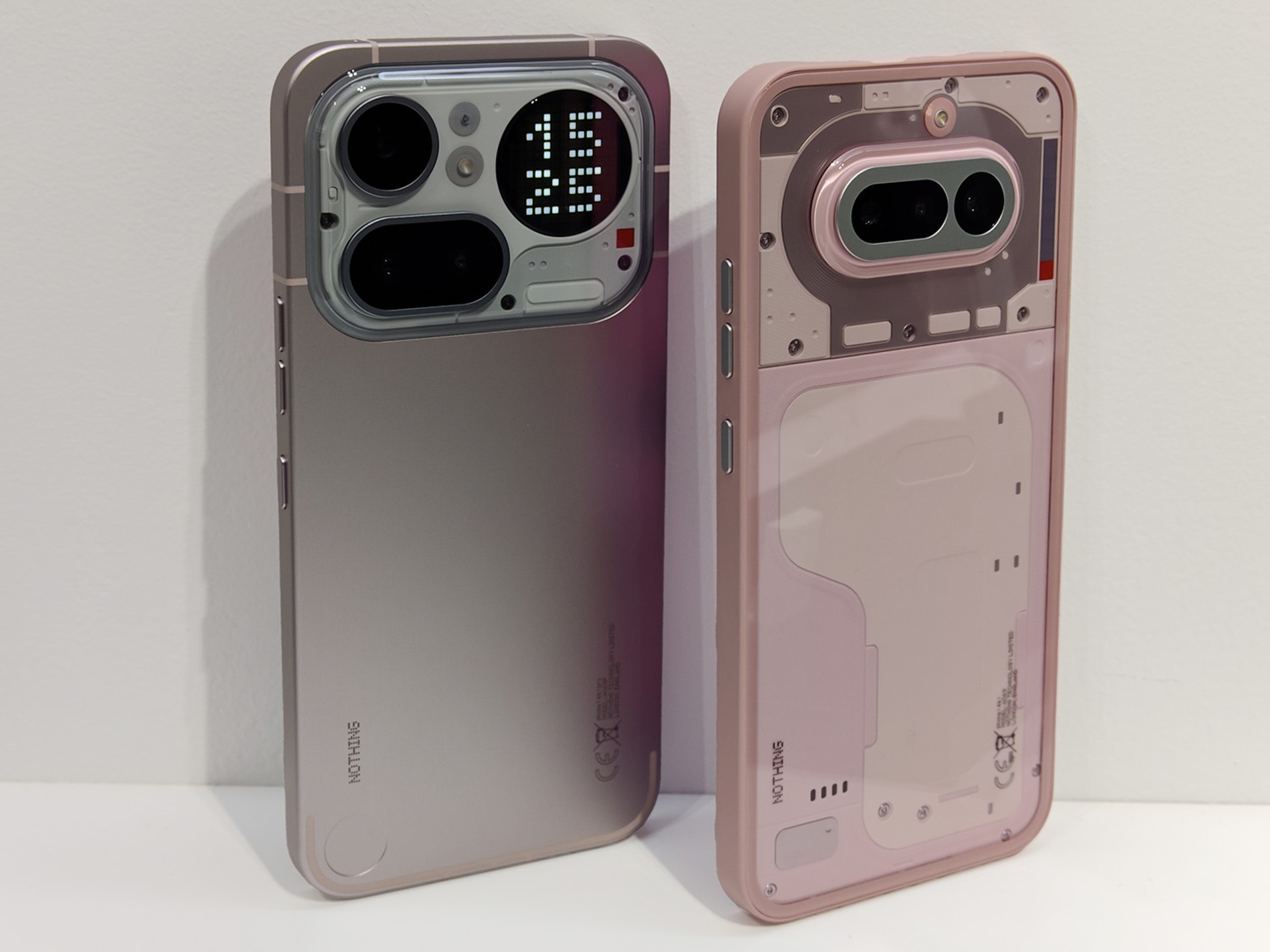 同じピンクカラー。『Nothing Phone (4a) Pro』と『Nothing Phone (4a)』