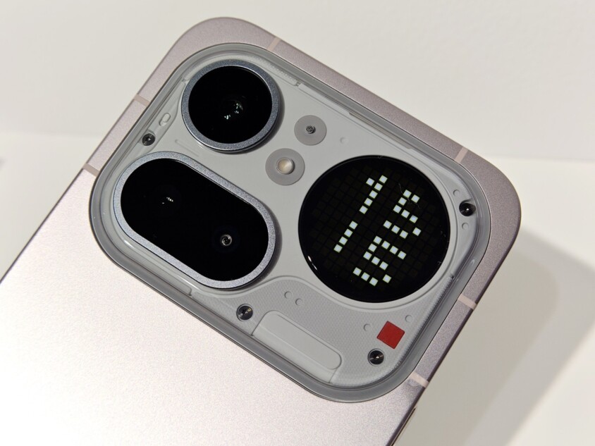 カメラの横にあるGlyph Matrix