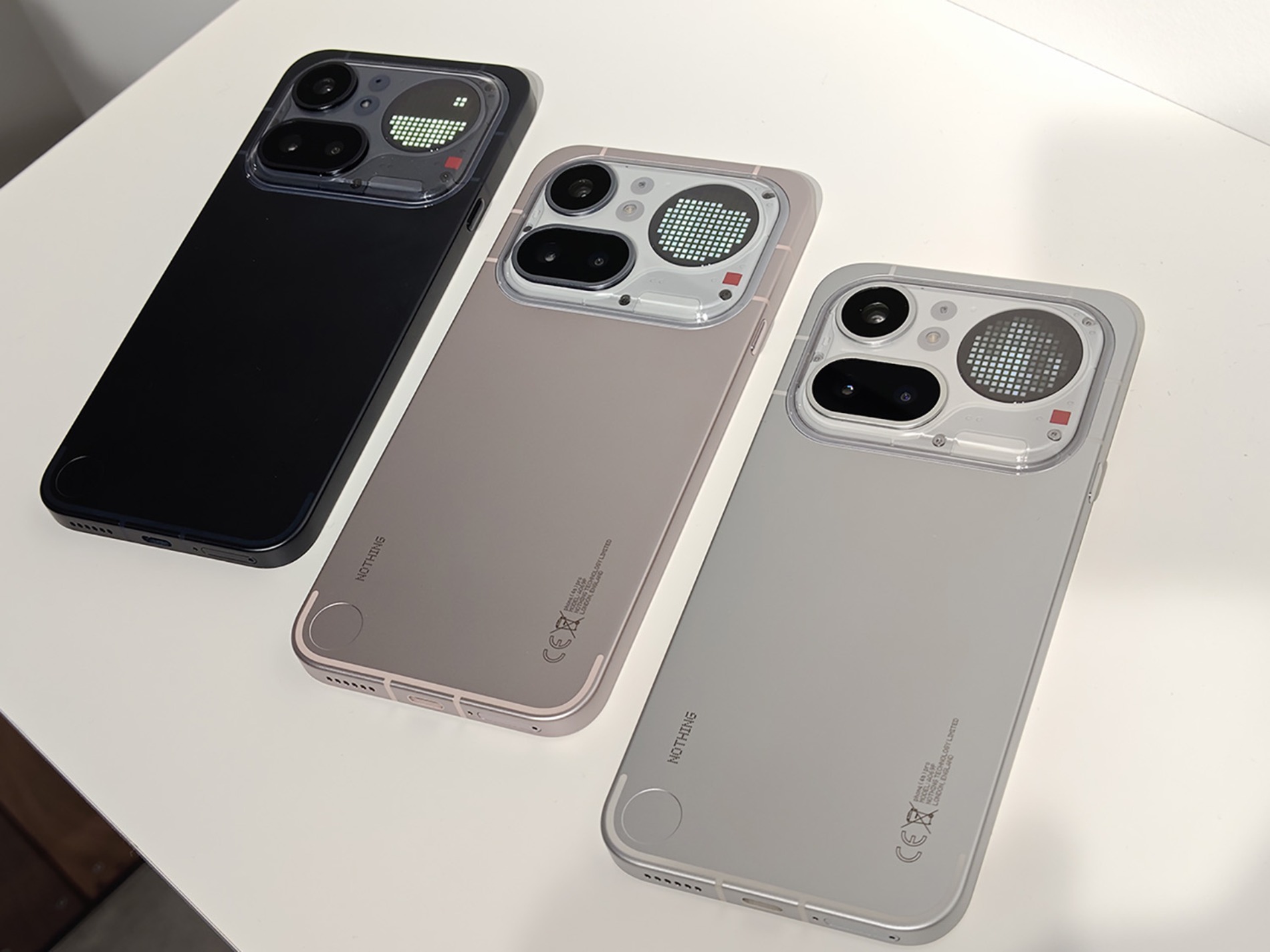 奥から日時計、バッテリー残量、月の位相