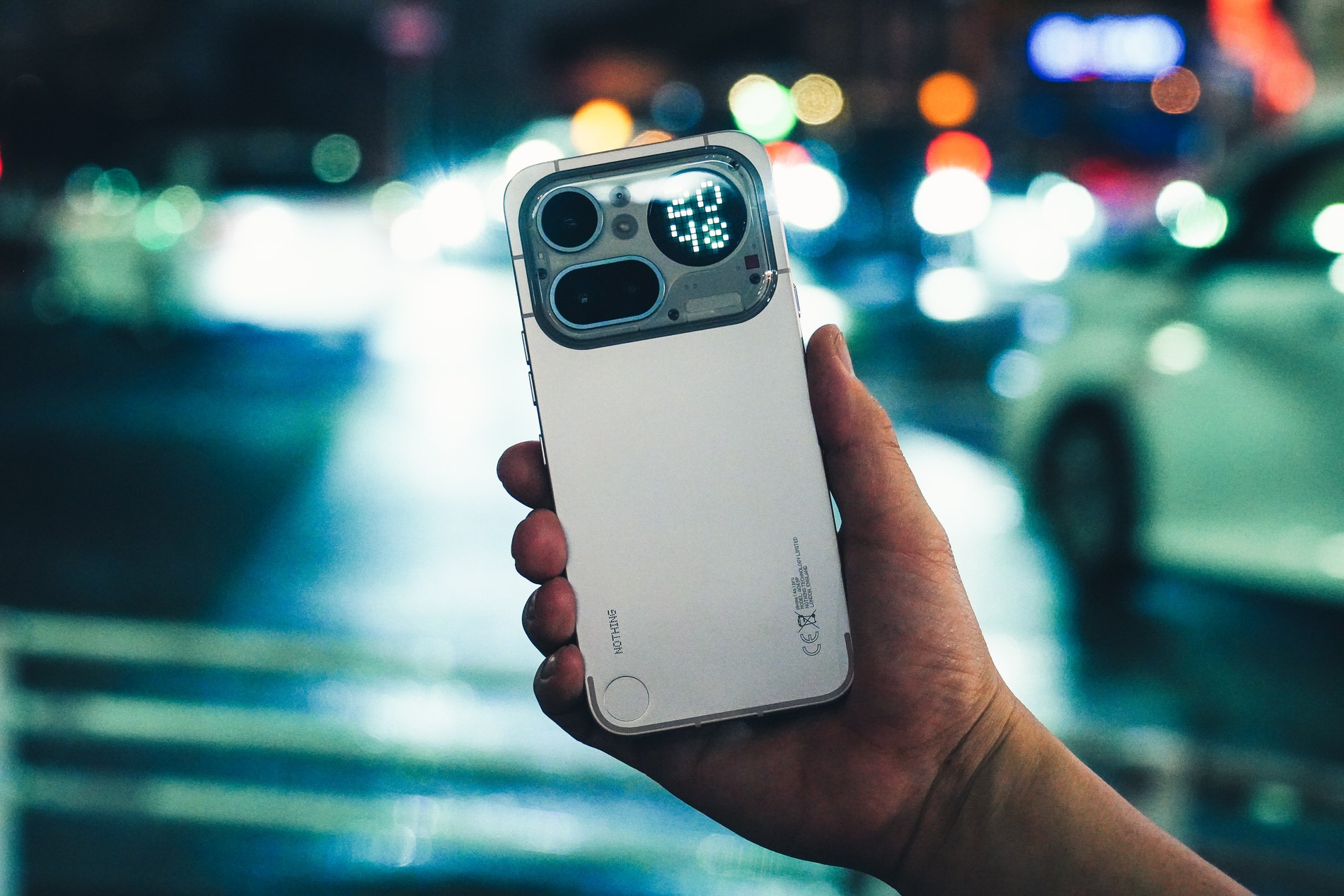 『Phone (4a) Pro』を持っている様子