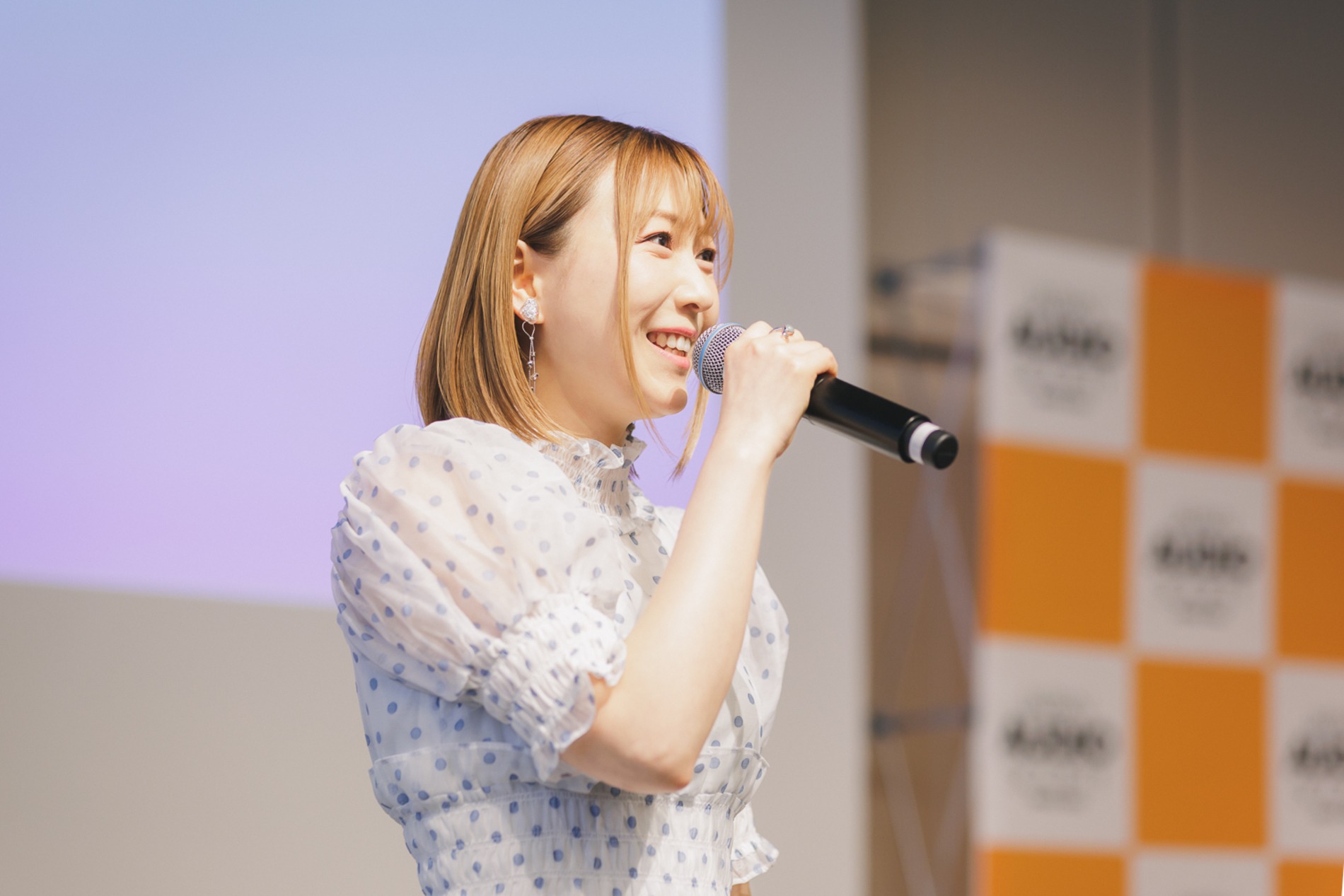 マイクへの想いを語る安野