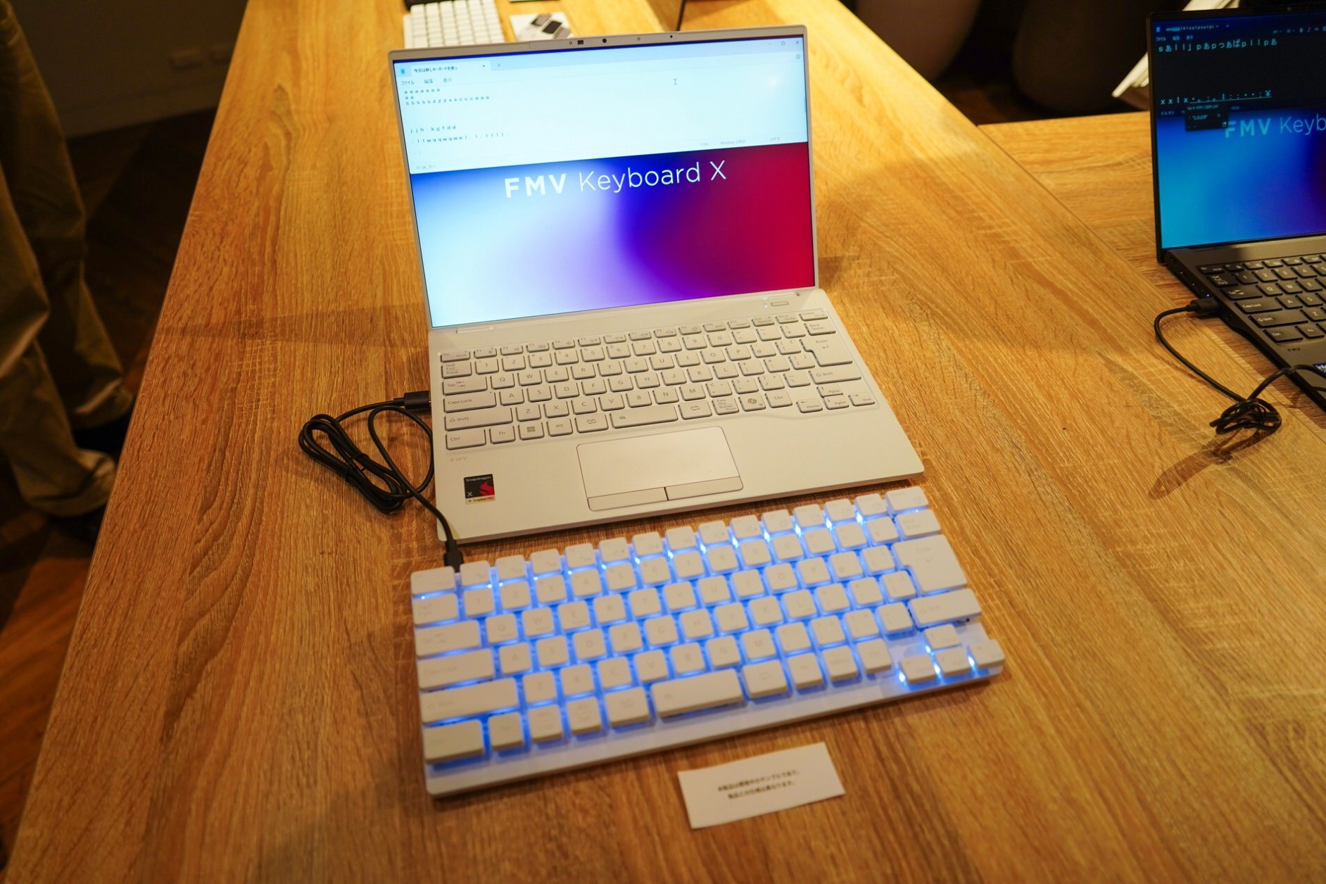 パソコンと並べるFMV Keyboard X