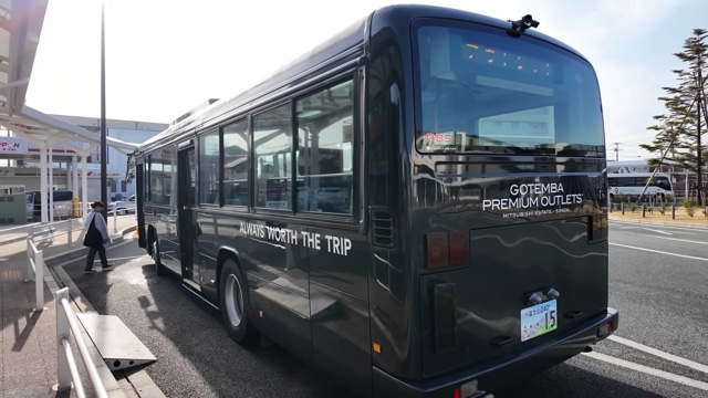 スーツが富士山を目指して乗車した電車
