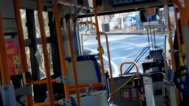 スーツが富士山を目指して乗車した電車