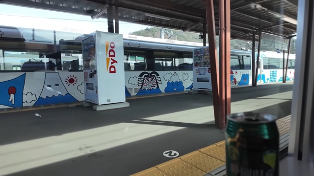 スーツが富士山を目指して乗車した電車