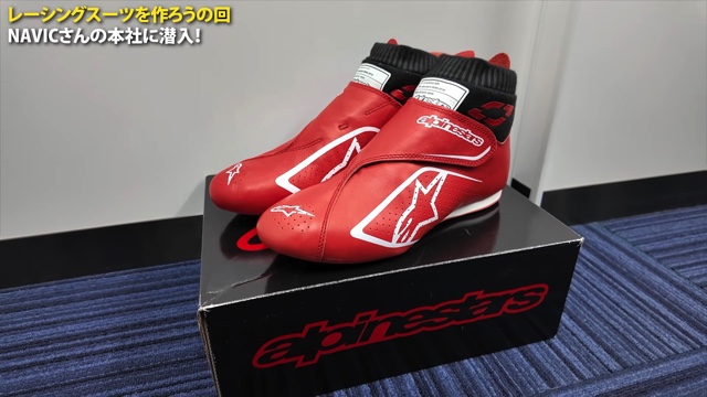 レーシングスーツを着用するあま猫