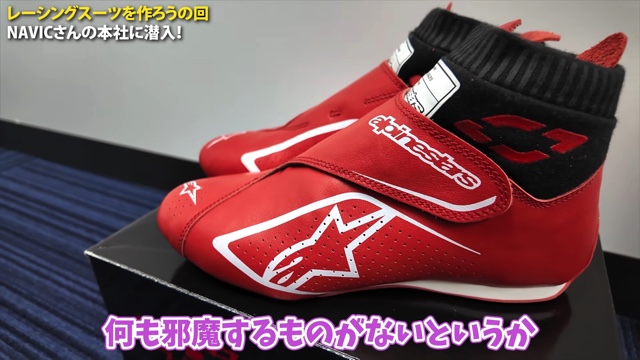 レーシングスーツを着用するあま猫