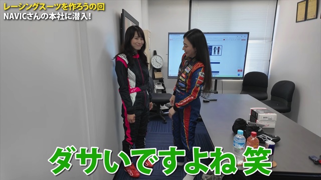 レーシングスーツを着用するあま猫