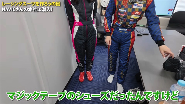 レーシングスーツを着用するあま猫