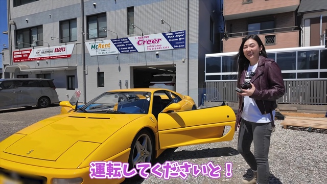 レーシングスーツを着用するあま猫