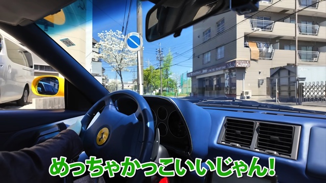 レーシングスーツを着用するあま猫