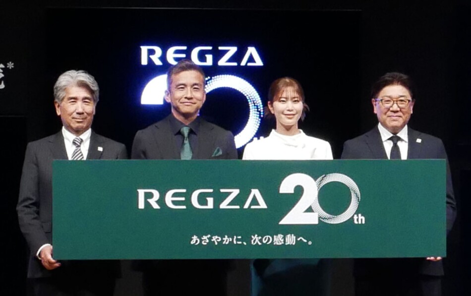 左からTVS REGZA株式会社 取締役副社長 石橋泰博氏、稲本潤一氏、稲村亜美氏、TVS REGZA株式会社 取締役副社長 笹川知之氏