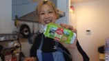 パン作りをする指原莉乃・大家志津香・松岡はな