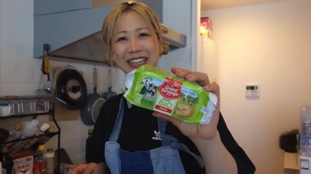 パン作りをする指原莉乃・大家志津香・松岡はな