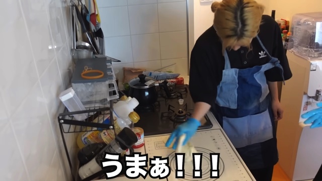 パン作りをする指原莉乃・大家志津香・松岡はな