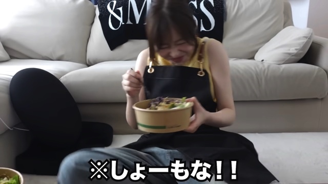パン作りをする指原莉乃・大家志津香・松岡はな