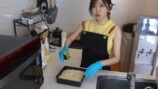 パン作りをする指原莉乃・大家志津香・松岡はな