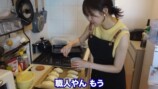 パン作りをする指原莉乃・大家志津香・松岡はな