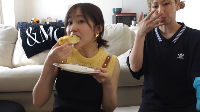 パン作りをする指原莉乃・大家志津香・松岡はな