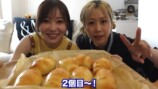パン作りをする指原莉乃・大家志津香・松岡はな