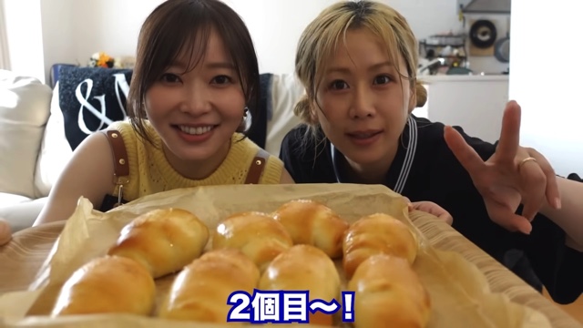 パン作りをする指原莉乃・大家志津香・松岡はな