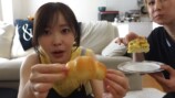 パン作りをする指原莉乃・大家志津香・松岡はな