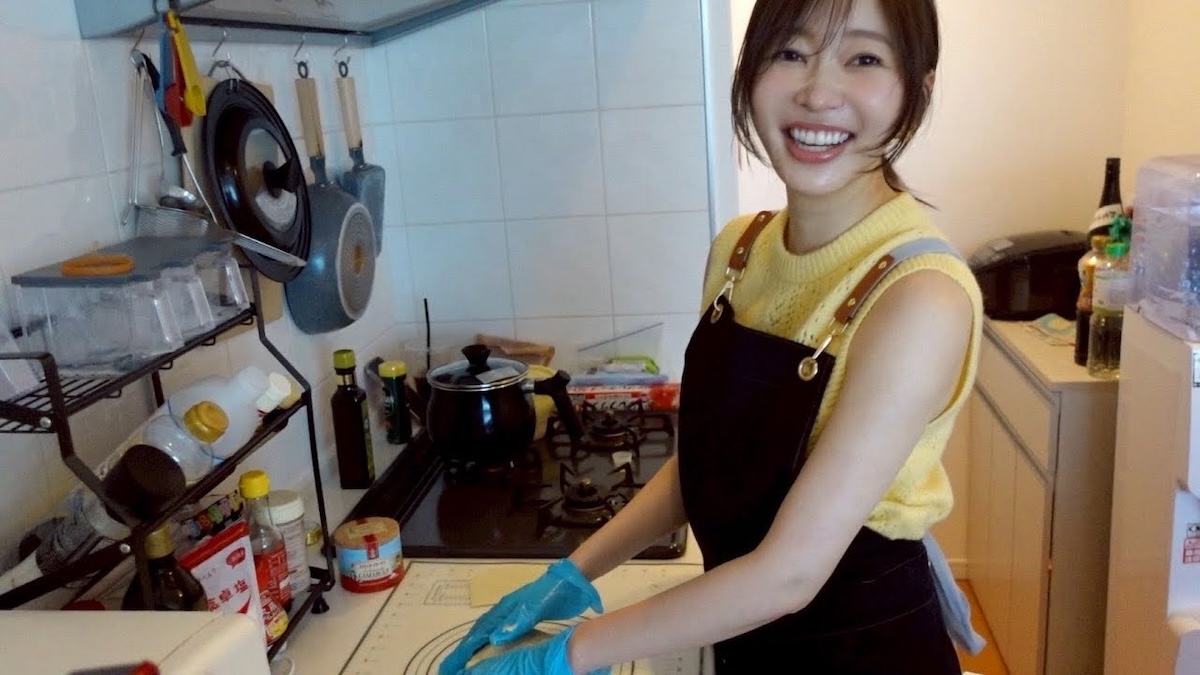 パン作りをする指原莉乃・大家志津香・松岡はな