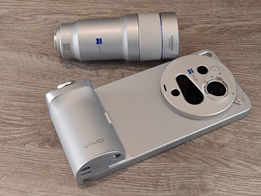 350倍撮影も可能な驚異のスマホをチェック