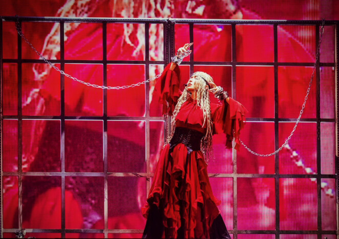 浜崎あゆみとは何か？　自問の先に見えた“歌い続ける意味”　氣志團らのサプライズ演出も光った28周年ライブ