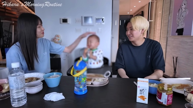 彼女と朝ごはんを食べるヒカル