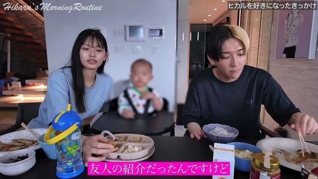 彼女と朝ごはんを食べるヒカル