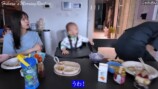 彼女と朝ごはんを食べるヒカル