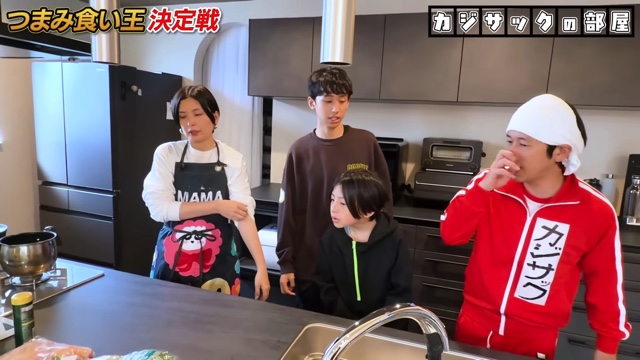 つまみ食いに挑戦するカジサックと子ども達