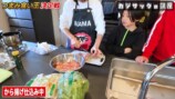 つまみ食いに挑戦するカジサックと子ども達
