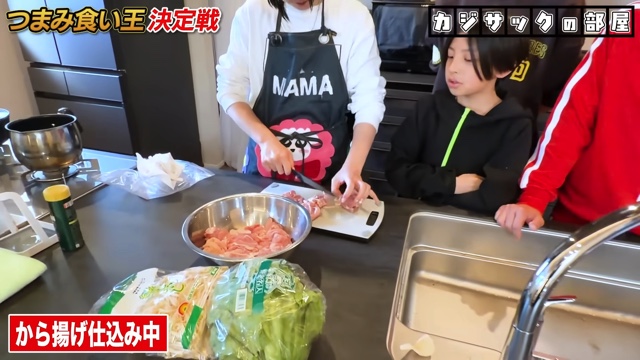つまみ食いに挑戦するカジサックと子ども達