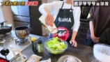 つまみ食いに挑戦するカジサックと子ども達